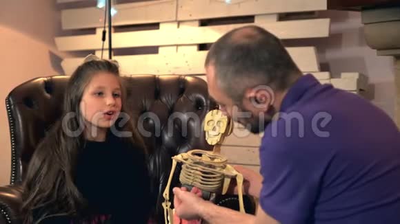 父亲解释说他的小女儿的骨骼结构显示在骨骼上视频的预览图