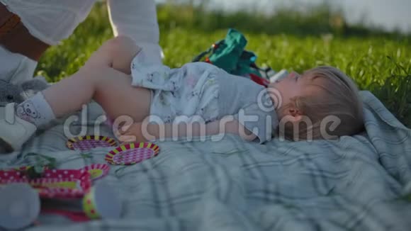 在户外野餐时哭的小婴儿女孩视频的预览图