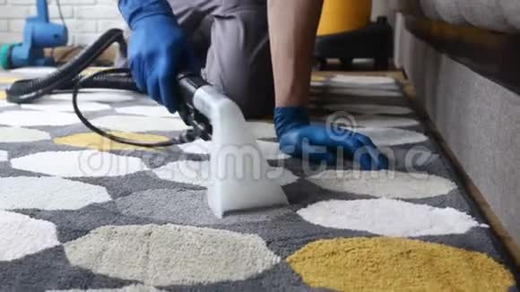 清洁服务带手套和统一真空清洁地毯的管理员配备专业设备视频的预览图