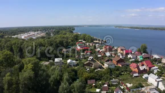 伏尔加河和岸上房屋的俯视图视频的预览图