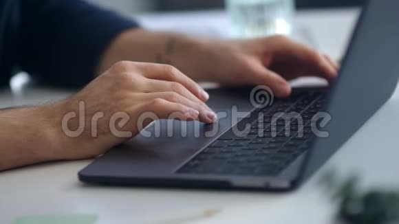 把男人的手关在电脑上上网商务人士手打字手提电脑视频的预览图
