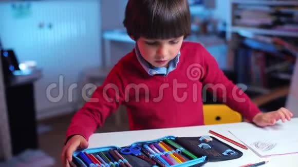孩子从铅笔盒里拿出一块橡皮擦开始用纸擦一擦视频的预览图