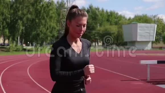 在运动场上奔跑的瘦汗婆视频的预览图
