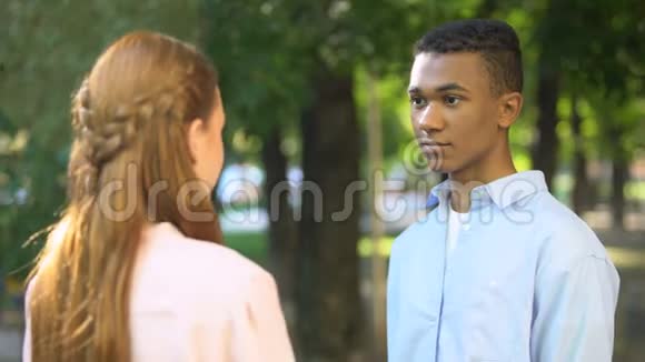 非裔美国青少年男孩在公园摸女朋友的头发温柔的关系爱视频的预览图