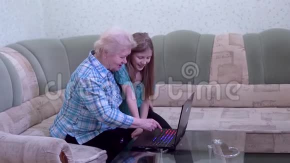 孙女和奶奶在笔记本电脑上视频的预览图