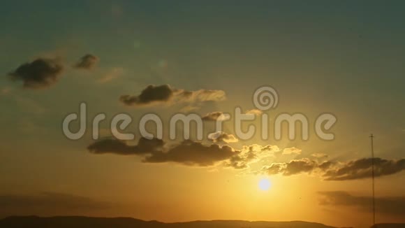 在金色的夕阳中慢慢放大光线穿过乌云视频的预览图