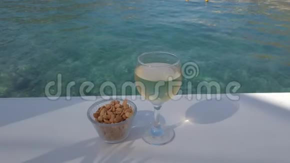 海边的桌子上放着一杯白酒视频的预览图