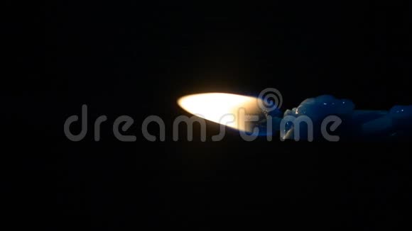 蓝色生日蜡烛灯独立黑色背景垂直视频的预览图