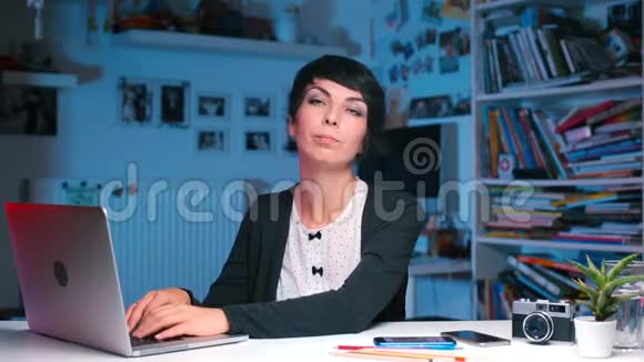 一个办公室工作人员坐在一张桌子旁一个扩音器出现在右边视频的预览图