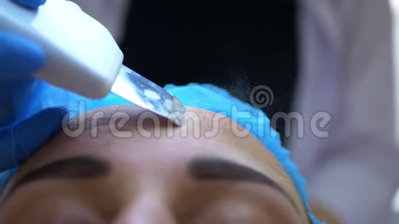 美容沙龙面部特写超声清洗皮肤收紧和恢复活力女人从一个女人那里得到面部护理视频的预览图