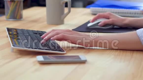 举起小女孩手在键盘上工作视频的预览图