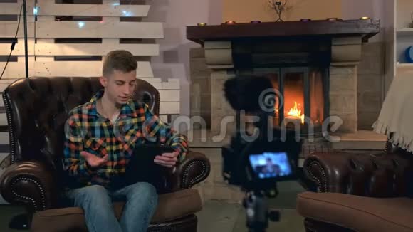 青少年坐在家里的摄像机前在拍摄时说些什么视频的预览图