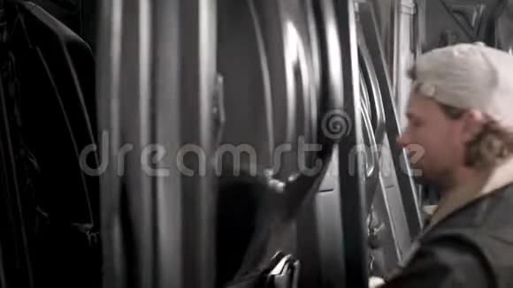 生产仓库的男工模压散装塑料件视频的预览图