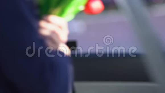 愤怒的女孩上了车对男人为廉价的鲜花而生气扔花束视频的预览图
