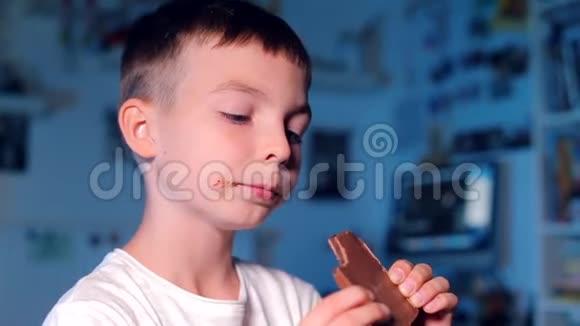 少女在蓝色背景下吃巧克力棒视频的预览图