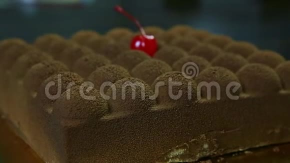 现代形状的巧克力芝士蛋糕用大刀切一半视频的预览图