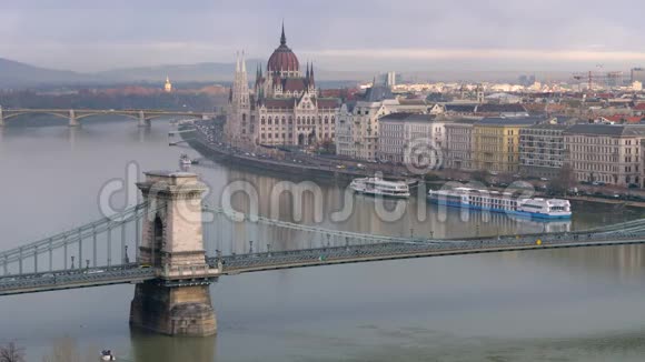 早在布达佩斯全景观城市塞切尼大桥和布达佩斯议会大厦视频的预览图