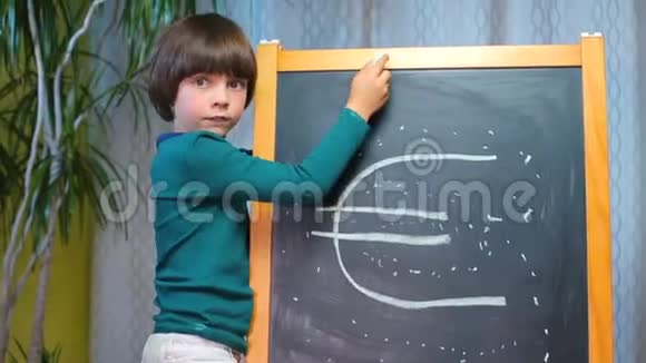 男孩在黑板上画欧元符号附近视频的预览图