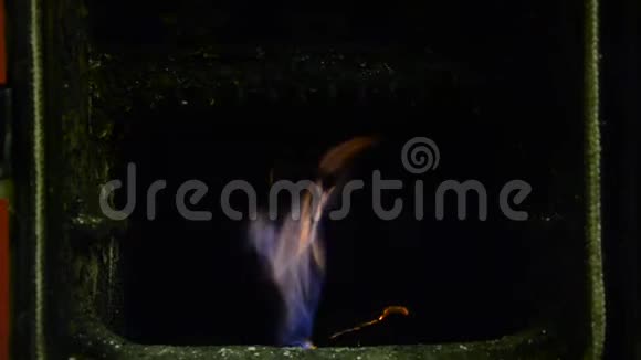 关上炉子里的火冬季寒冷的木材燃烧炉视频的预览图