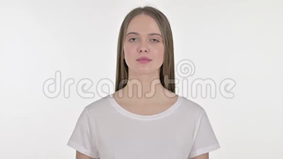 美丽的年轻女子拒绝邀请白色背景视频的预览图