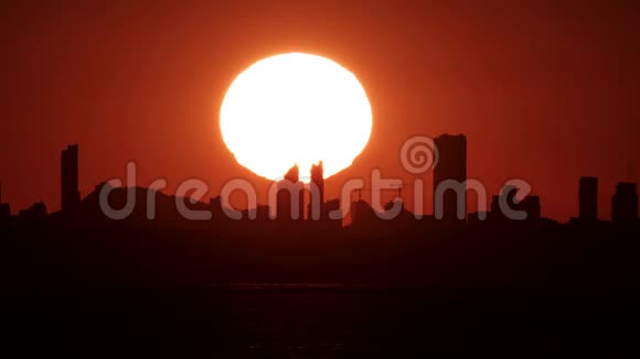 巨大的日落笼罩着贝尼多姆的城市天际线视频的预览图