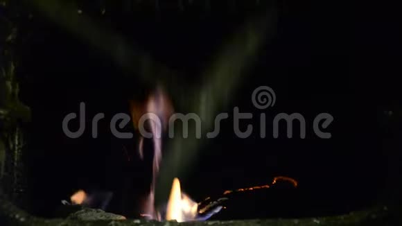 在炉子里燃烧起来冬季寒冷的木材燃烧炉视频的预览图