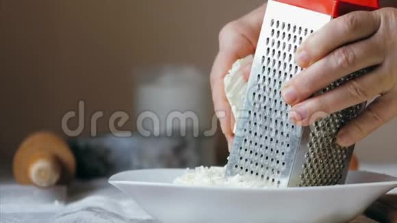 成熟女人的亲密双手就是把奶酪涂在钢烤架上视频的预览图