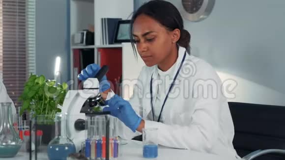 从事现代化学实验室研究的黑人女科学家视频的预览图