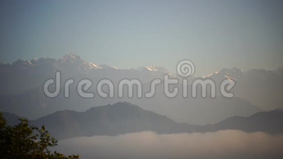 喜马拉雅山山谷高山上的日落视频的预览图