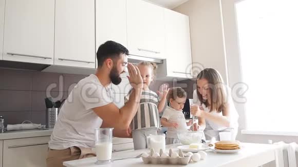有吸引力的积极家庭在厨房里玩得开心生活方式空闲时间视频的预览图