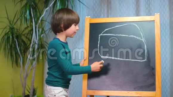 孩子们在幼儿园的黑板上画一个粉笔房子视频的预览图
