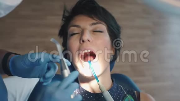 接待处的那个牙医的女孩正在补牙视频的预览图