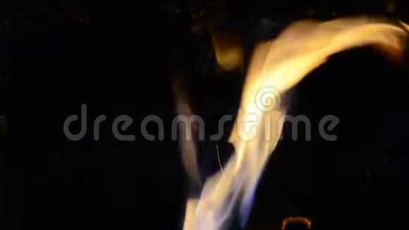 在炉子里燃烧起来冬季寒冷的木材燃烧炉视频的预览图