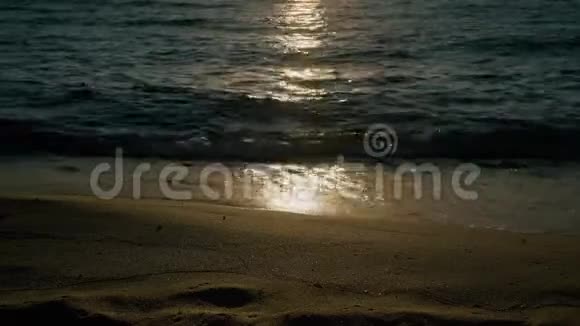 沙滩上美丽的阳光反射视频的预览图