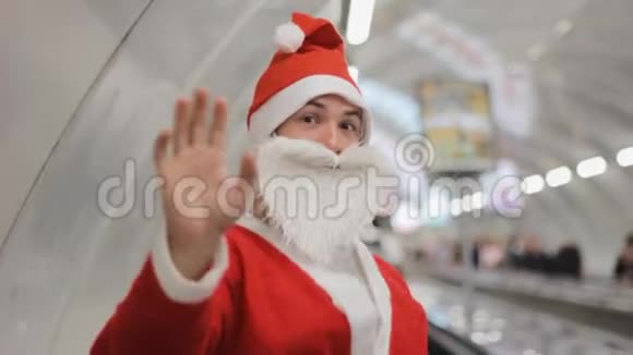圣诞老人自动扶梯圣诞购物中心地铁视频的预览图