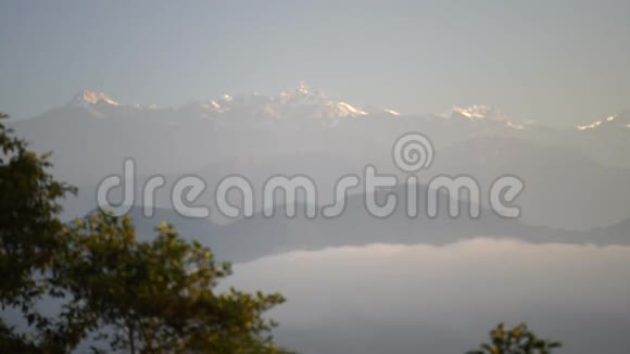 喜马拉雅山山谷高山上的日落视频的预览图