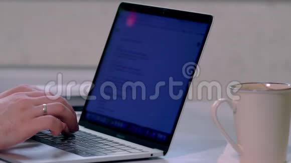 一个在笔记本电脑上工作的商人的手视频的预览图
