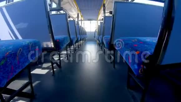 坐4K公共汽车的空座位视频的预览图