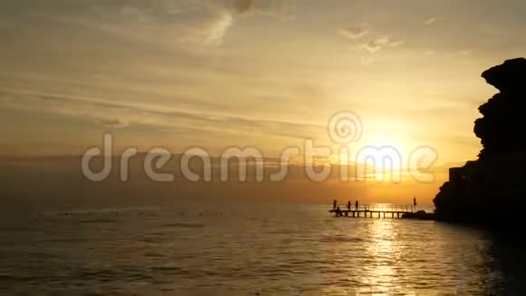 日落于海边视频的预览图