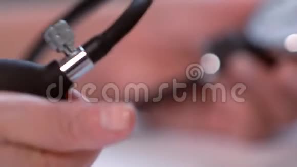 一个人用血压计的灯泡视频的预览图