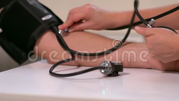 用手动监护仪测量血压视频的预览图
