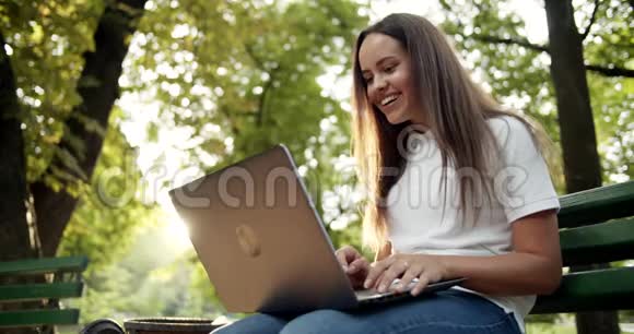 公园里有笔记本电脑的女人视频的预览图