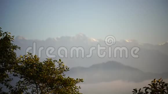 喜马拉雅山山谷高山上的日落视频的预览图