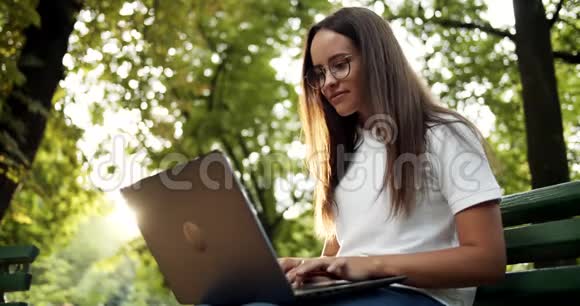 女人在户外完成笔记本电脑的工作视频的预览图