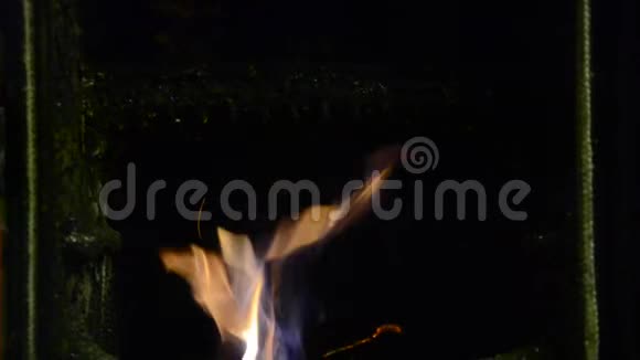 关上炉子里的火冬季寒冷的木材燃烧炉视频的预览图