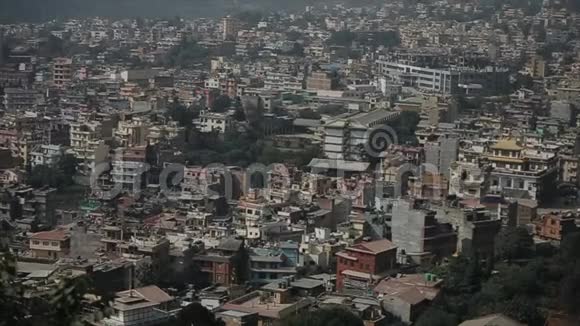 加德满都尼泊尔亚洲公寓从山上俯瞰加德满都视频的预览图