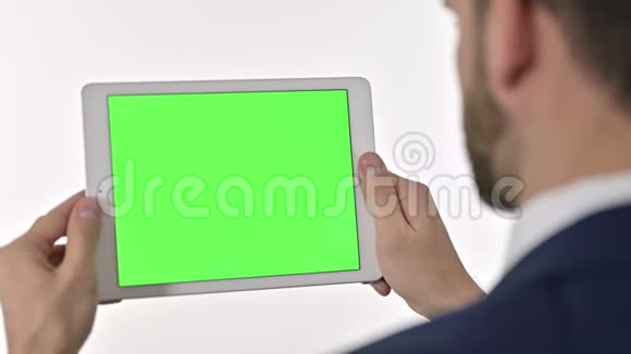 商人在平板上观看带有彩色屏幕的视频白色背景视频的预览图