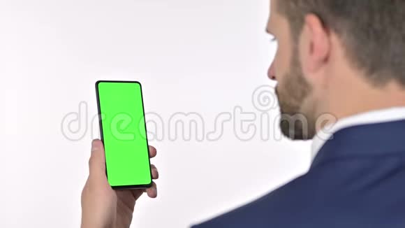 商务人士使用带有彩色屏幕的智能手机视频的预览图