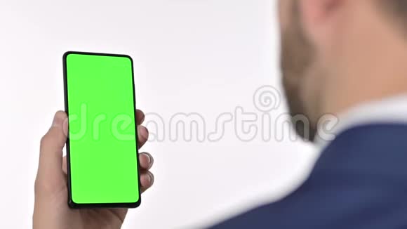 商务人员使用带有彩色屏幕的手机视频的预览图