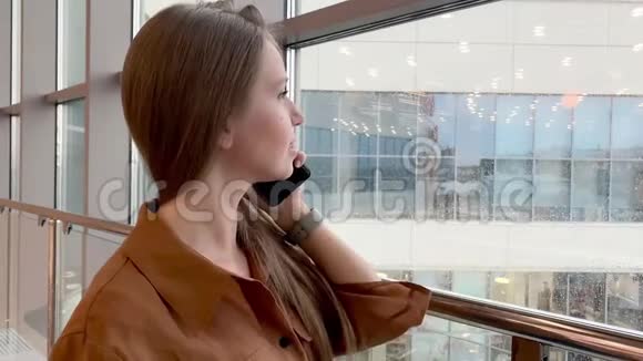 幸福微笑的年轻商务女性在办公楼里打电话视频的预览图